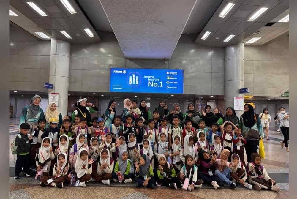 Kesemua murid dan guru merakamkan gambar kenangan di KL Sentral. Foto ihsan Teacher Azni