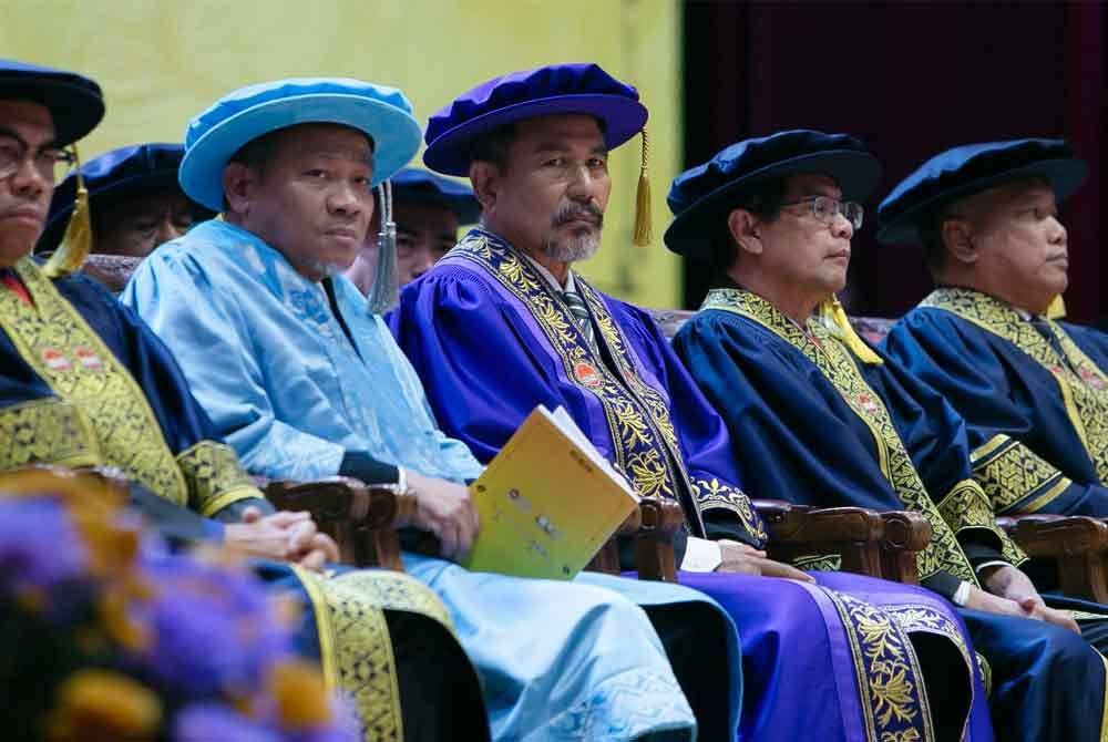 Penerima Ijazah Kehormat Doktor Persembahan, Datuk M Nasir (tiga dari kanan) ketika hadir pada Istiadat Konvokesyen UPSI ke-26 di Dewan Tuanku Canselor, Kampus Sultan Azlan Shah, UPSI pada Sabtu. Foto Bernama