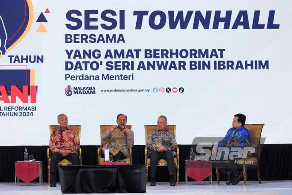 Anwar (dua dari kiri) berucap pada Sesi Townhall bersama Perdana Menteri sempena Program Dua Tahun Madani (2TM) dan Konvensyen Nasional Reformasi Perkhidmatan Awam 2024 di Pusat Konvensyen Kuala Lumpur pada Sabtu. FOTO SINAR HARIAN-ROSLI TALIB