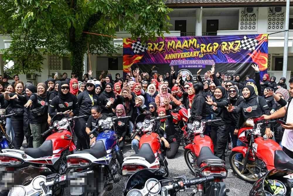 Sabariah bersama peserta Program Himpunan RXZ Wanita Malaysia yang berlangsung di sebuah hotel di Cherating pada Sabtu.
