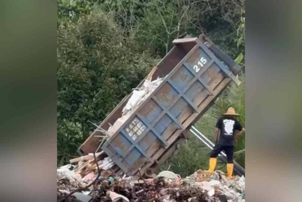Kelihatan lori yang didakwa membuang sampah di tebing sungai berkenaan.