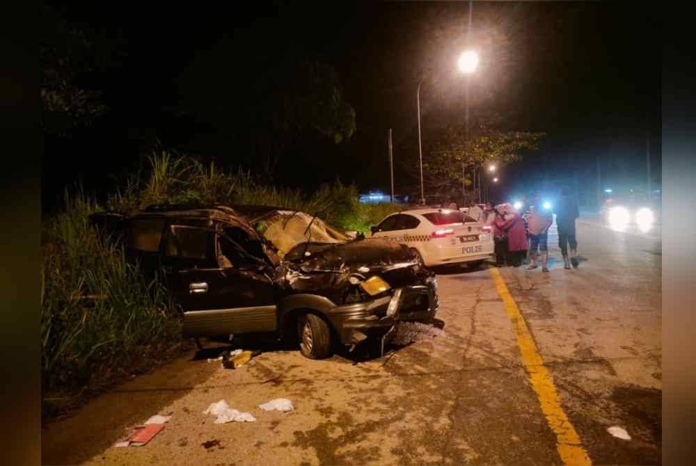 Toyota Unser rosak teruk dalam kemalangan membabitkan dua kenderaan di Kilometer 46 Jalan Gua Musang-Kuala Krai pada Jumaat.