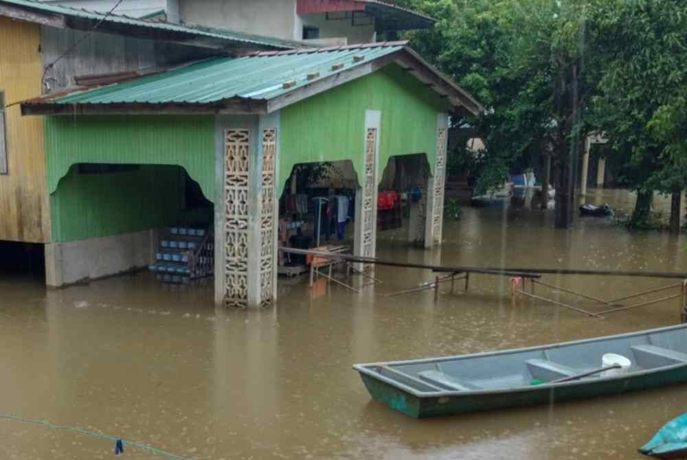Sebahagian penduduk Kampung Terusan di sini membina titi bagi menghubungkan kediaman mereka ke jalan utama sebagai langkah persediaan awal menghadapi musim tengkujuh, menurut tinjauan yang dilakukan hari ini. Foto Bernama