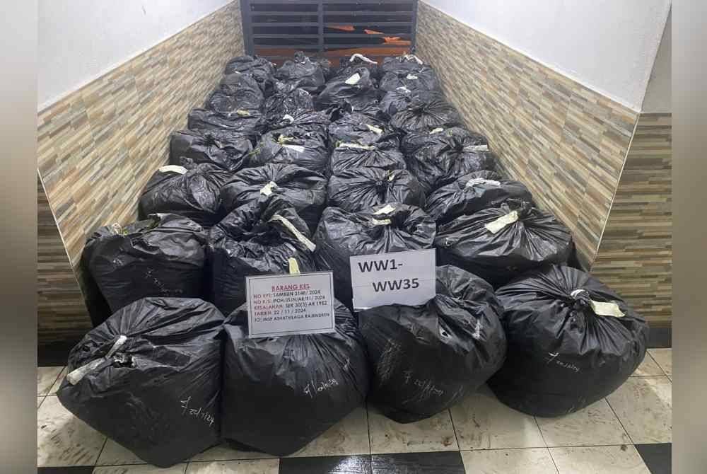 Polis turut menjumpai 35 bungkusan plastik hitam mengandungi dedaun ketum seberat 350 kilogram. Foto IPD Ipoh
