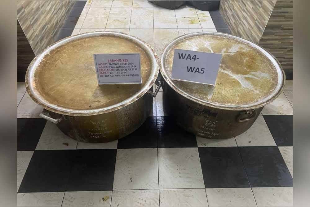 Dua periuk sebagai peralatan yang dipercayai digunakan bagi aktiviti memproses air ketum. Foto IPD Ipoh