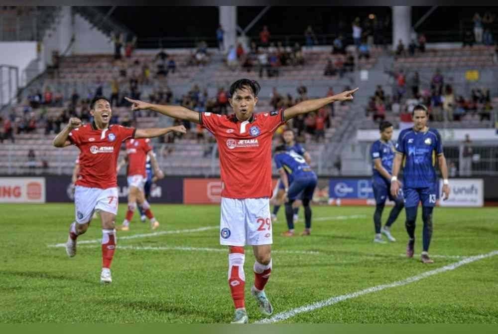 Pemain Sabah FC Ummareng Bacok meraikan jaringan pada aksi menentang pasukan PT Athletic FC dalam saingan Piala Malaysia 2024/2025 di Stadium Bola Sepak Kuala Lumpur pada Sabt. Foto Bernama