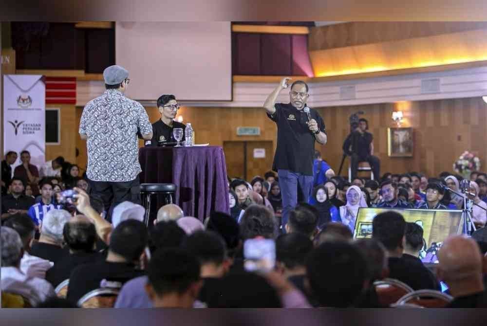 Zambry pada Program in Person With Doc Zam@Lumut dan Majlis Peluncuran Inisiatif Siswa Aspirasi Rakyat Kementerian Pendidikan Tinggi (SASAR KPT) pada Sabtu. Foto Bernama