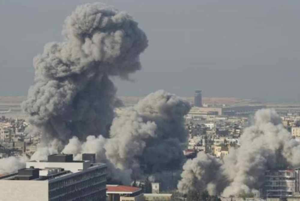 Serangan udara itu menyasarkan sebuah bangunan kediaman di Jalan Fathallah, kawasan Basta Fawka yang padat penduduk. - Reuters