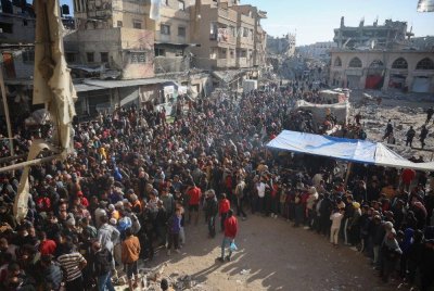 Penduduk Gaza yang kelaparan mengerumuni sebuah bakeri berikutan kebanyakan keluarga sudah kehabisan bekalan makanan.