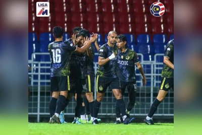 Clayton meraikan jaringan bersama pemain Perak lain. Foto MFL