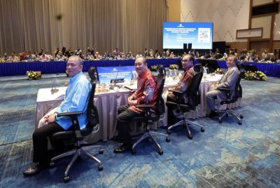 Dari kiri: Timbalan Perdana Menteri, Datuk Seri Fadillah Yusof; Ketua Menteri Sabah, Datuk Seri Hajiji Noor; Anwar dan Premier Sarawak, Tan Sri Abang Johari Tun Openg ketika Mesyuarat MTPMA63 baru-baru ini.