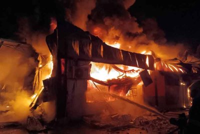 Anggota bomba bertungkus lumus memadamkan kebakaran di lokasi kejadian.