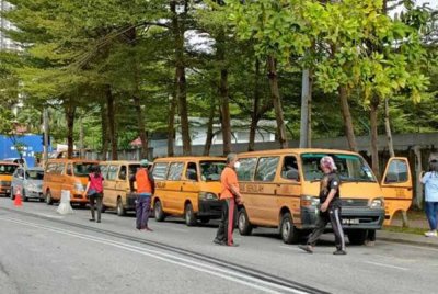 BSM menyarankan kerajaan mengambil alih kos tambang bas sekolah jika prihatin dengan nasib ibu bapa dan penjaga. Foto hiasan