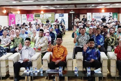 Zulkifli (hadapan, tengah), pada program dialog berkenaan.