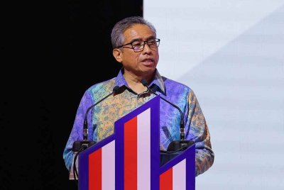 Ketua Setiausaha Negara, Tan Sri Shamsul Azri Abu Bakar menyampaikan ucapan pada perasmian Program Dua Tahun Kerajaan Madani (2TM) dan Konvensyen Nasional Reformasi Perkhidmatan Awam Tahun 2024 di Pusat Konvensyen Kuala Lumpur hari ini. Foto Bernama