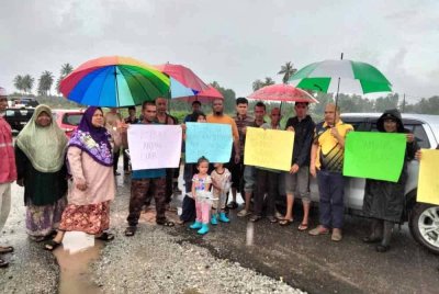 Penduduk kampung yang menyertai piket aman di Kampung Beris Lalang pada Sabtu.