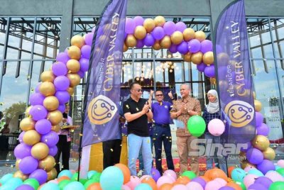 Pembukaan rasmi Galeri Jualan SCV memberi peluang kepada orang ramai untuk melihat model produk perumahan yang dibangunkan PKNS. FOTO SINAR HARIAN-ASRIL ASWANDI SHUKOR