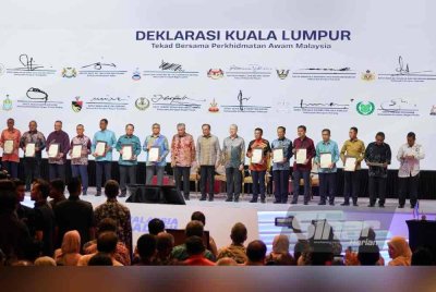 Perdana Menteri Datuk Seri Anwar Ibrahim (dua, kiri) ketika Sesi Townhall sempena Program Dua Tahun Madani (2TM) dan Konvensyen Nasional Reformasi Perkhidmatan Awam 2024 di Pusat Konvensyen Kuala Lumpur (KLCC). Foto Sinar Harian-ROSLI TALIB