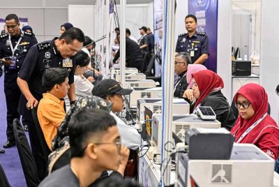 Mohd Yusri (dua dari kiri), beramah mesra bersama orang ramai yang menyemak dan membayar saman trafik di kaunter khas bayaran kompaun saman PDRM sempena Program Dua Tahun Kerajaan MADANI (2TM) di Pusat Konvensyen Kuala Lumpur (KLCC). Foto Bernama