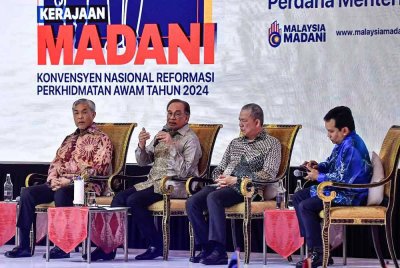 Anwar (dua dari kiri) berucap pada Sesi Townhall bersama Perdana Menteri sempena Program Dua Tahun MADANI (2TM) dan Konvensyen Nasional Reformasi Perkhidmatan Awam 2024 di Pusat Konvensyen Kuala Lumpur (KLCC) pada Sabtu. Foto Bernama