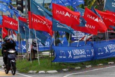 44 pertubuhan masyarakat sivil dan parti politik menuntut kerajaan meminda segera undang-undang bagi mewajibkan semua parti politik meletakkan sekurang-kurangnya 30 peratus calon wanita menjelang PRU16. Foto hiasan