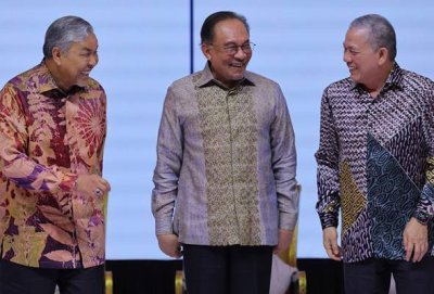 Anwar (tengah) serta Ahmad Zahid (kiri) dan Fadillah Yusof, ketika menghadiri Program Dua Tahun Kerajaan Madani (2TM) dan Konvensyen Nasional Reformasi Perkhidmatan Awam Tahun 2024 pada Sabtu. Foto Bernama