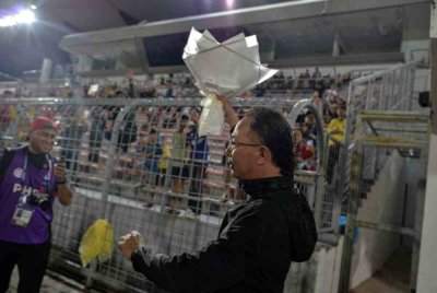 Ketua jurulatih Sabah FC, Datuk Ong Kim Swee menerima sejambak bunga daripada para penyokong selepas aksi pasukan Sabah FC menentang pasukan PT Athletic FC dalam saingan Piala Malaysia 2024/2025 di Stadium Bola Sepak Kuala Lumpur pada Sabtu. Foto Bernama