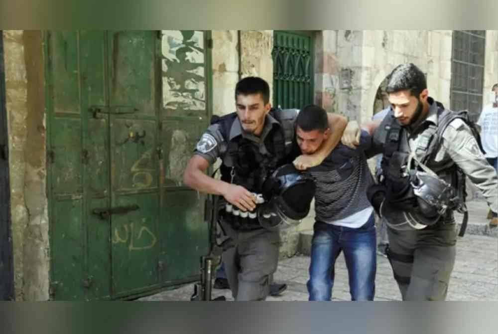 Ratusan rakyat Palestin ditahan tanpa bicara. Foto Agensi