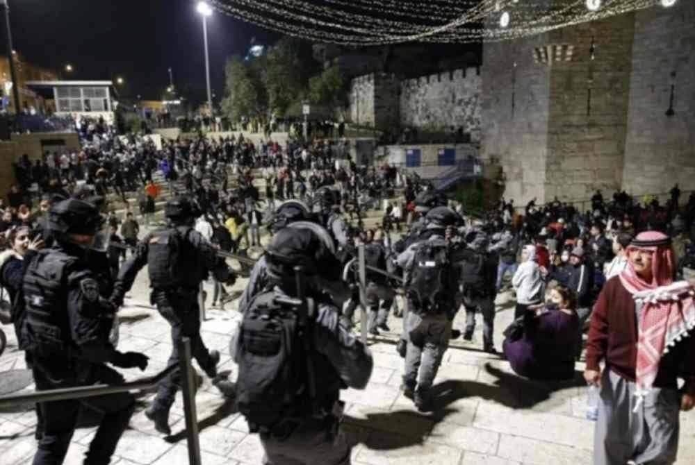 Pasukan keselamatan Israel menyuraikan penunjuk perasaan Palestin di luar Pintu Damsyik di Kota Lama Baitulmuqaddis. Foto AFP
