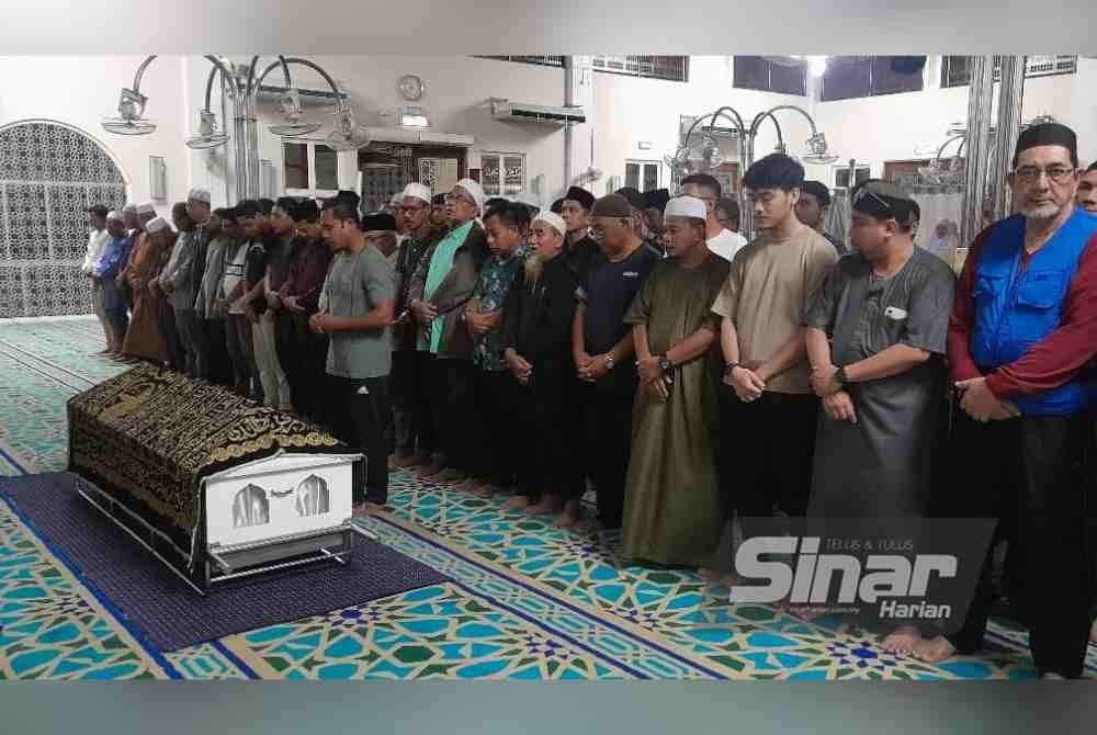 Anak arwah, Khairul Amir,30,mengimamkan solat jenazah di Masjid Al Ubudiah Seksyen 19 pada Sabtu. FOTO SINAR HARIAN - ROSLI TALIB