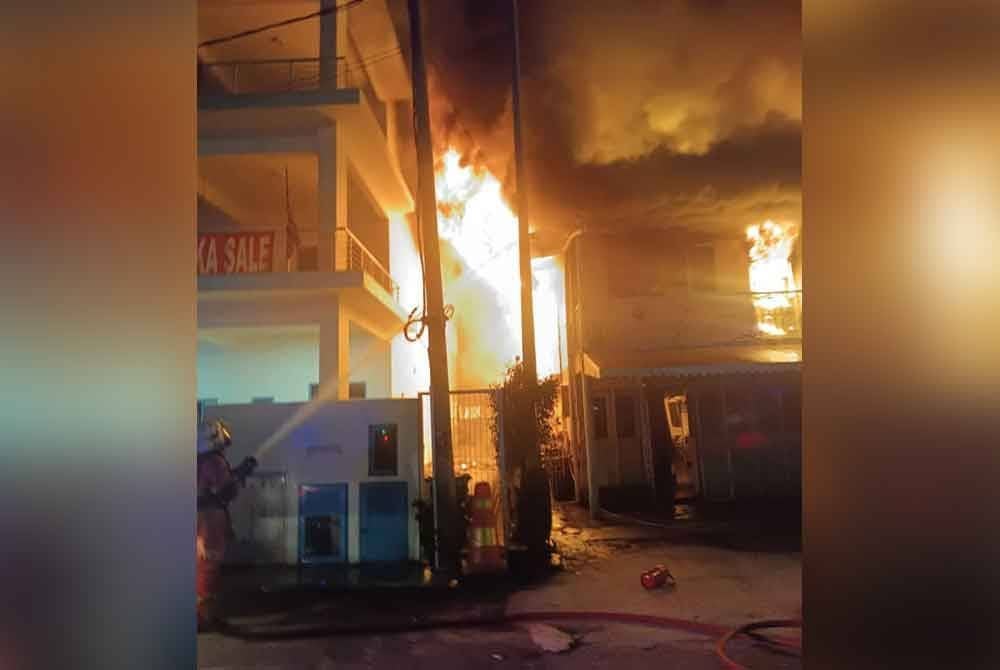 Satu unit rumah kedai dua tingkat terbakar di bahagian atas dan bawah sebelah kanan.