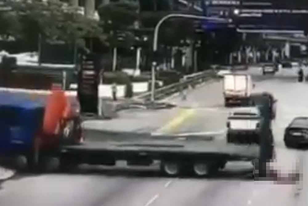 Video tular memaparkan rakaman kemalangan di di Jalan Kerinchi dari arah Jalan Pantai Dalam menghala ke Jalan Pantai Baru, di sini, pada Sabtu.