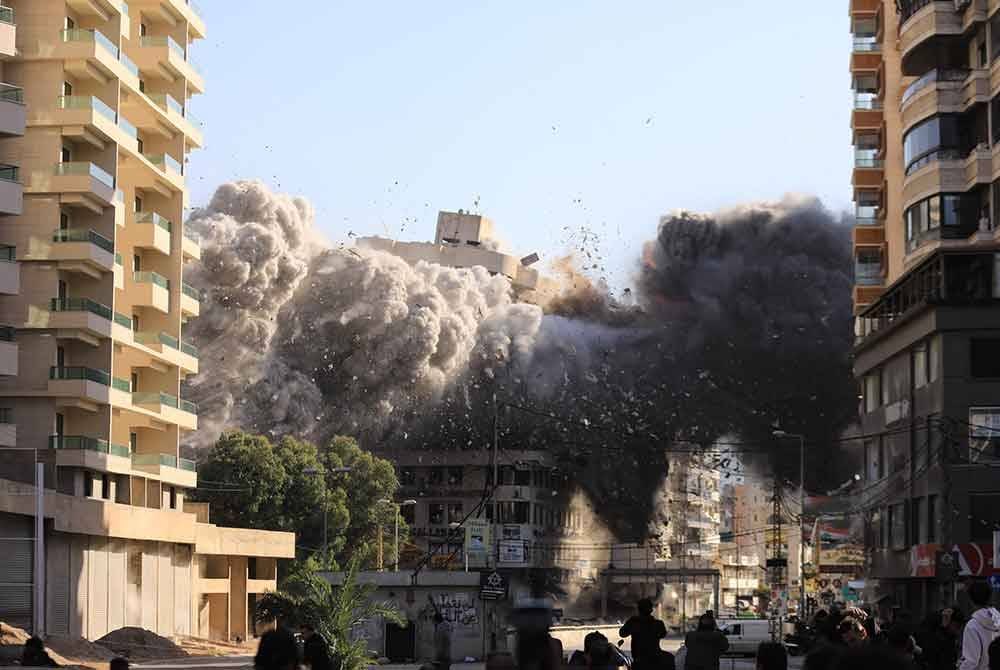 Asap meletus dari bangunan sejurus selepas serangan udara Israel di pinggir selatan Beirut, Lubnan. Foto Xinhua