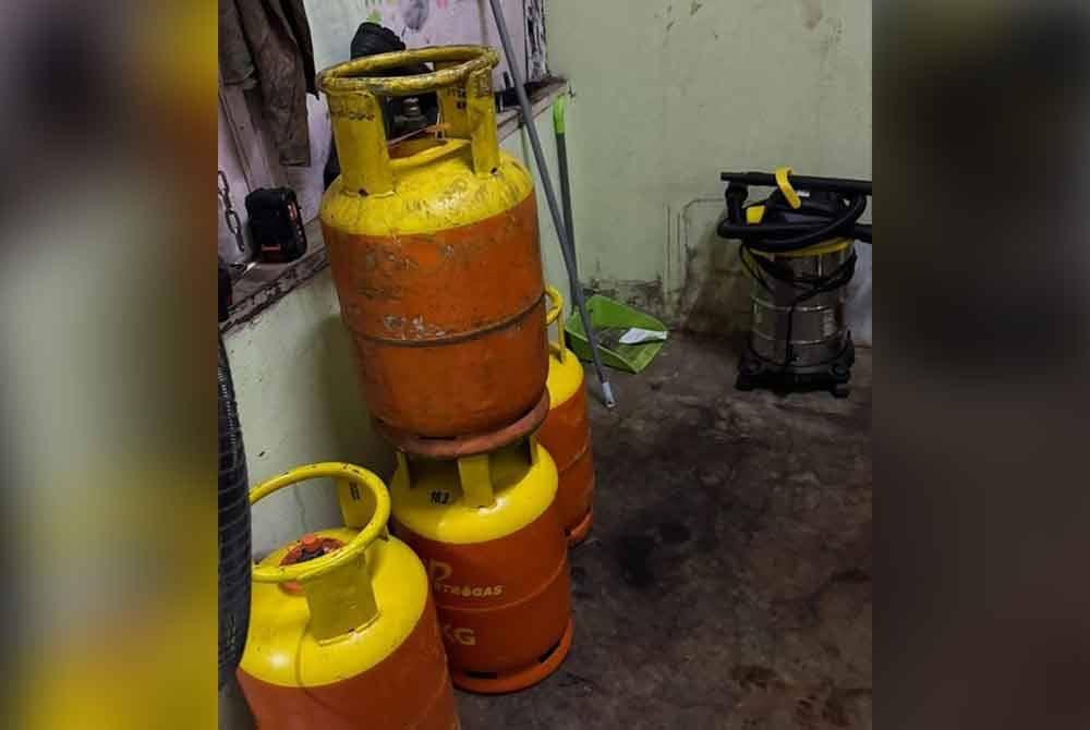 Polis merampas beberapa peralatan untuk memproses air ketum ketika serbuan yang dijalankan pada malam Jumaat. Foto Polis Kuantan.