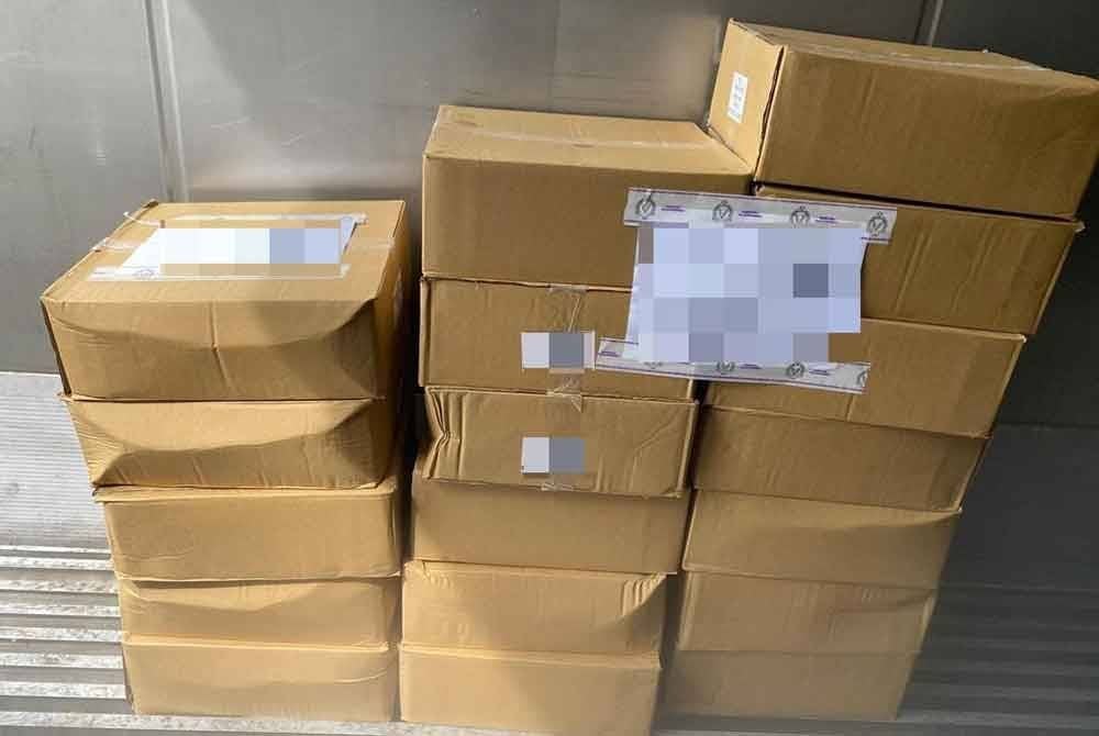 Produk hasilan ikan tersebut cuba dibawa keluar tanpa sebarang pengikraran yang betul. Foto Maqis