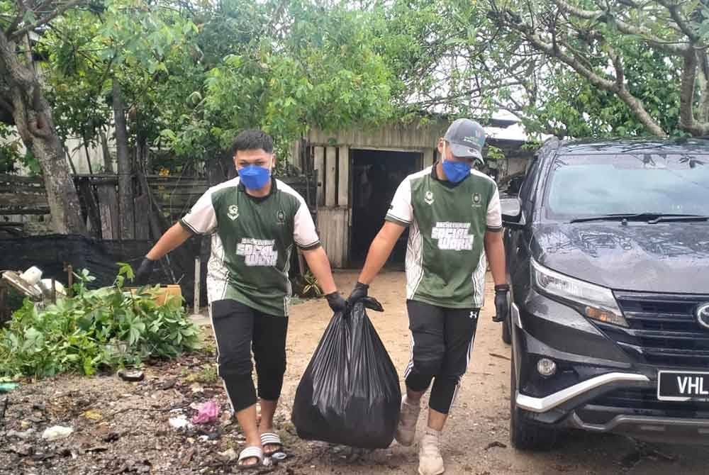 Sukarelawan UniSZA membantu membersihkan rumah Omara supaya bekas penulis itu dapat menjalani rutin kehidupan dengan selesa.