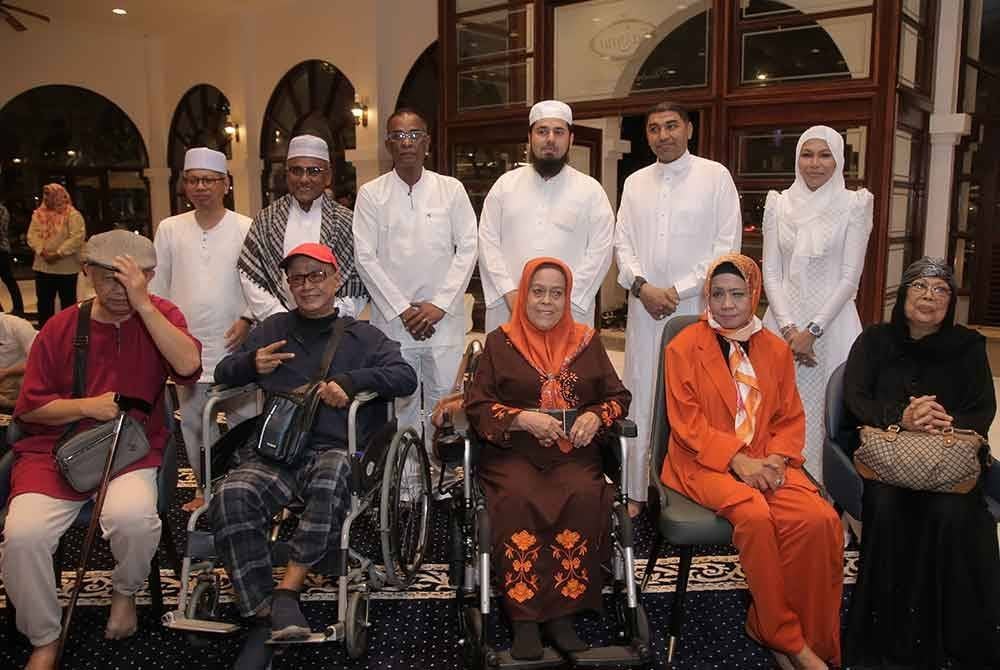 Rosmariza (berdiri, kanan) bersama beberapa artis veteran yang hadir pada majlis dos selamat 'Malam Naungan Rahmat, Limpahan Berkat' pada Sabtu.