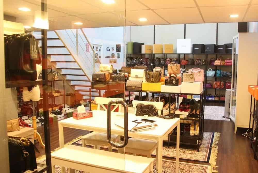 Keadaan di premis menjual barangan berjenama yang menjadi lokasi seorang individu melarikan jam berjenama Rolex pada Jumaat.