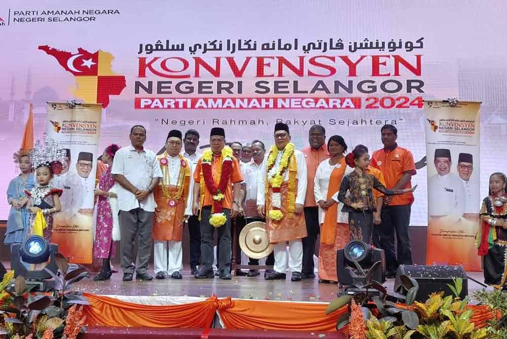 Mohamad (tiga dari kiri) merasmikan Konvensyen Amanah Selangor pada Ahad.