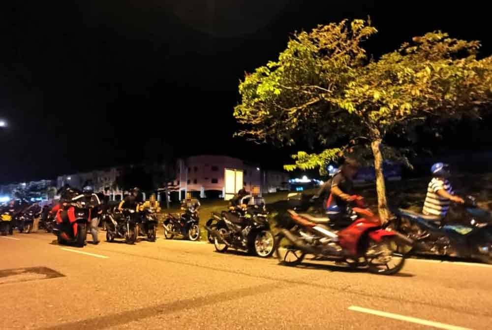 Ratusan penunggang motosikal terpaksa menolak motosikal kira-kira sejauh satu kilometer selepas dikepung polis dalam Op Khas Samseng Jalanan.