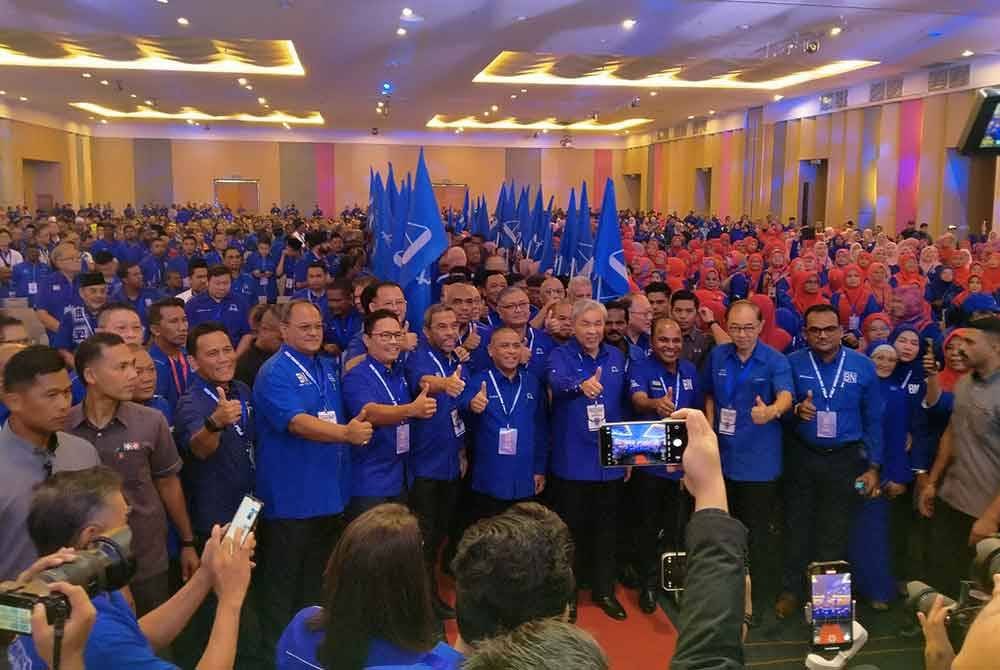 Ahmad Zahid (lima dari kanan) bersama pimpinan BN ketika hadir Konvensyen BN Negeri Perak 2024 di Pusat Konvensyen Casuarina pada Ahad.