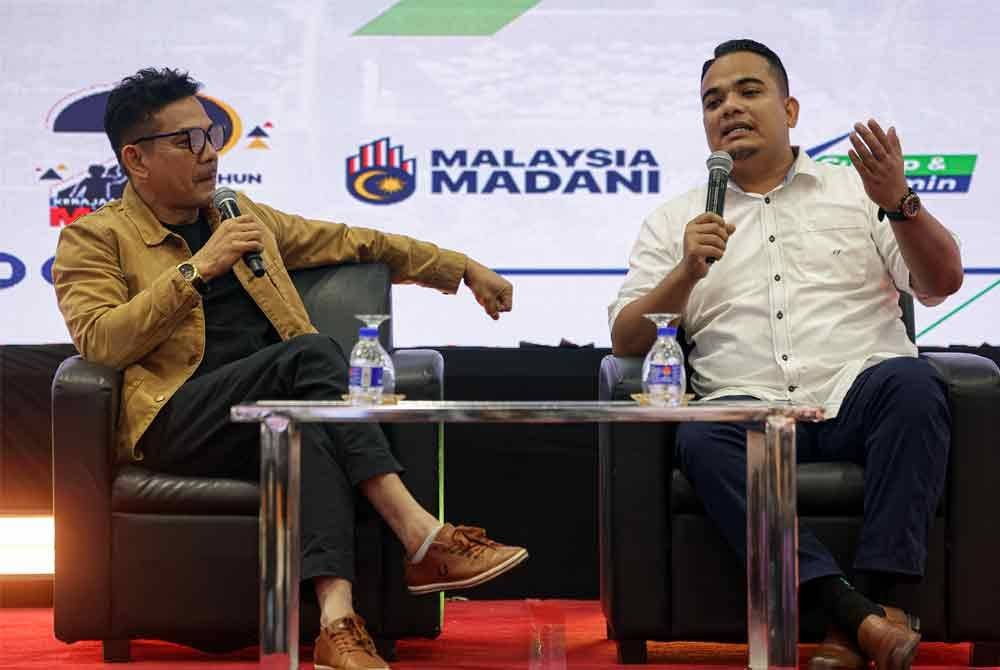 Pengurus Besar Pertubuhan Peladang Kawasan (PPK) Kuala Langat Ahmad Firdaus Abdul Halim (kanan) ketika Program Bual Bicara bertajuk Peranan Pertubuhan Peladang Dalam Keterjaminan Makanan yang dikendalikan pelakon dan pengarah Rosyam Nor sebagai moderator pada Program 2TM dan Konvensyen Nasional Reformasi Perkhidmatan Awam Tahun 2024 di KLCC - Foto: Bernama