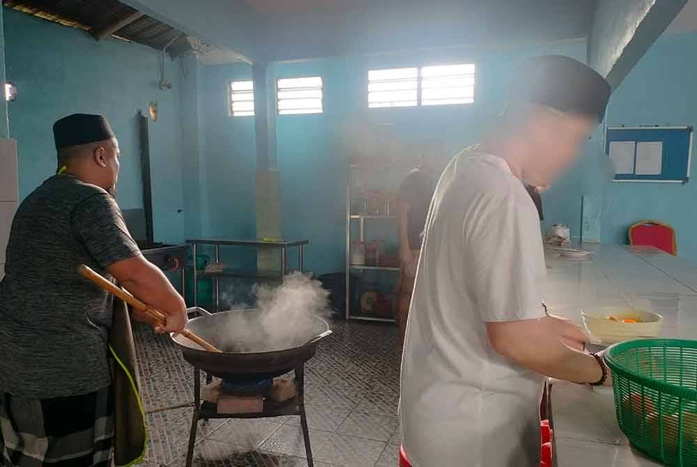 Penghuni Pusat Pemulihan Nur Al-Barakah Sufi diajar berdikari dan pengurusan diri termasuk memasak.
