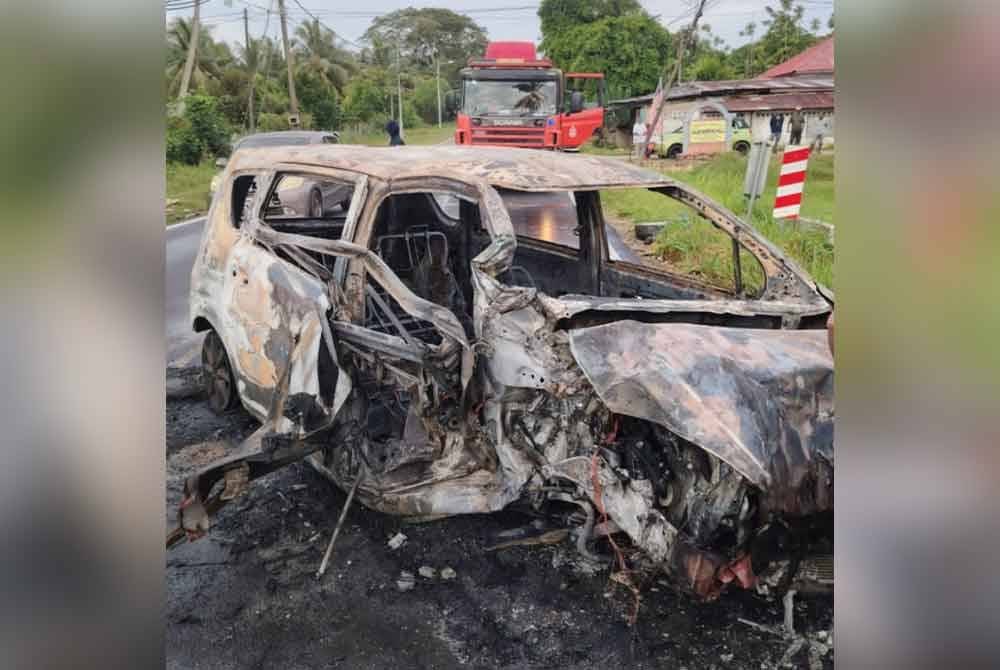 Keadaan MPV yang musnah terbakar di Jalan Latar, Kampung Bukit, Pokok Sena, di Alor Setar, pada Ahad.