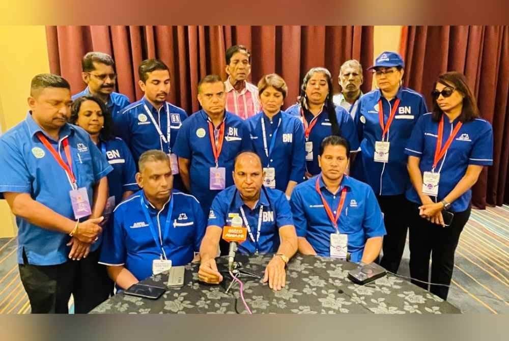 Ramasamy (duduk, tengah) ketika ditemui pemberita sempena Konvensyen BN Negeri Perak 2024 di Pusat Konvensyen Casuarina pada Ahad.