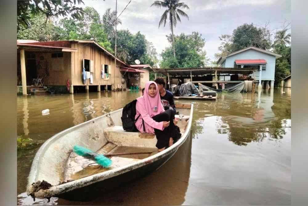 Bot fiber yang digunakan oleh Izzati Athirah untuk mengambil adiknya menyeberangi banjir selepas pulang dari sekolah.