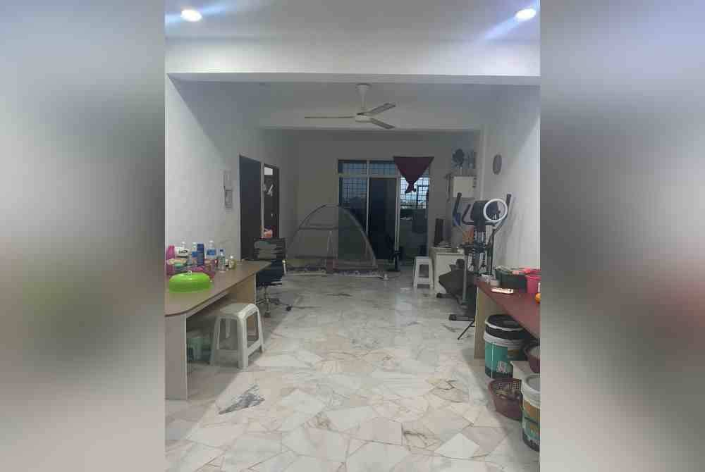 Keadaan di lokasi kejadian samun di Puchong Utama pada Sabtu.