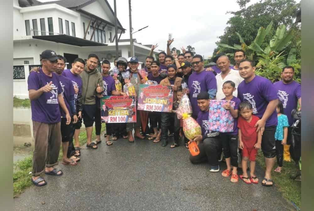 Sebahagian peserta termasuk juara, naib juara dan tempat ketiga merakam gambar bersama ADUN Bukit Tunggal, Zaharuddin Zahid.