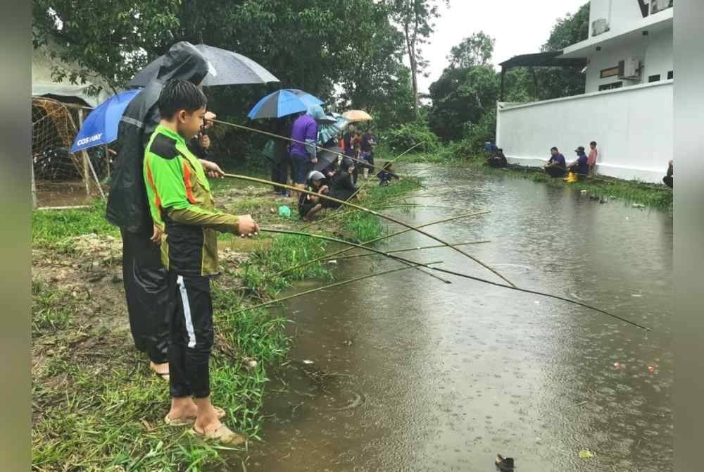 Sebahagian peserta yang menyertai pertandingan ngail tradisional di Kampung Paya Lima Amas, Bukit Tunggal di Kuala Nerus.