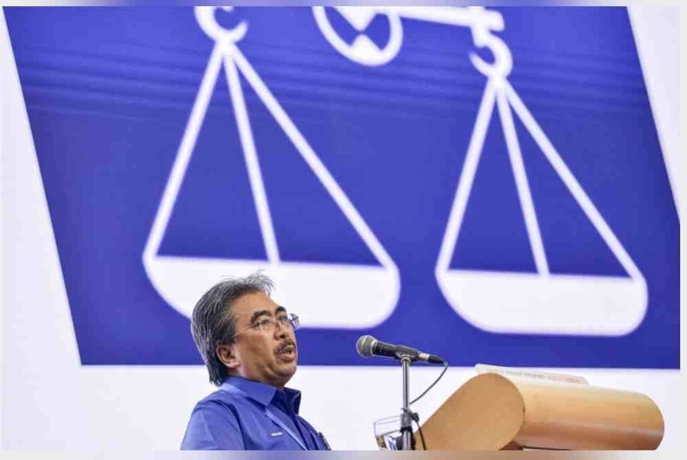 Johari ketika berucap pada Konvensyen BN Wilayah Persekutuan 2024 di WTCKL hari ini. Foto Bernama